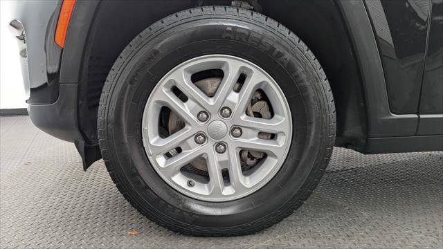 Used 2024 Jeep Grand Cherokee Laredo RWD image 32