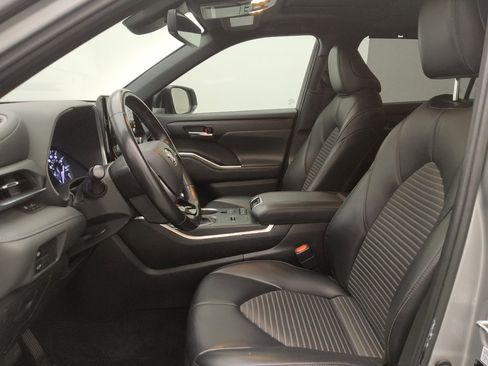 Used 2021 Toyota Highlander XSE FWD image 17