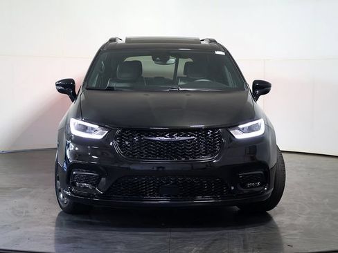 Used 2025 Chrysler Pacifica Limited FWD image 9