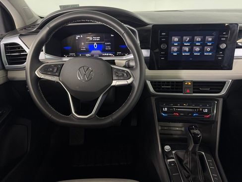 Used 2025 Volkswagen Taos SE w/ Panoramic Sunroof Package image 12