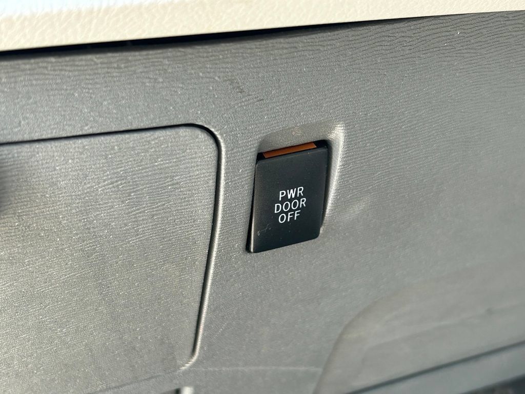 Used 2019 Toyota Sienna LE w/ LE Preferred Package FWD image 26