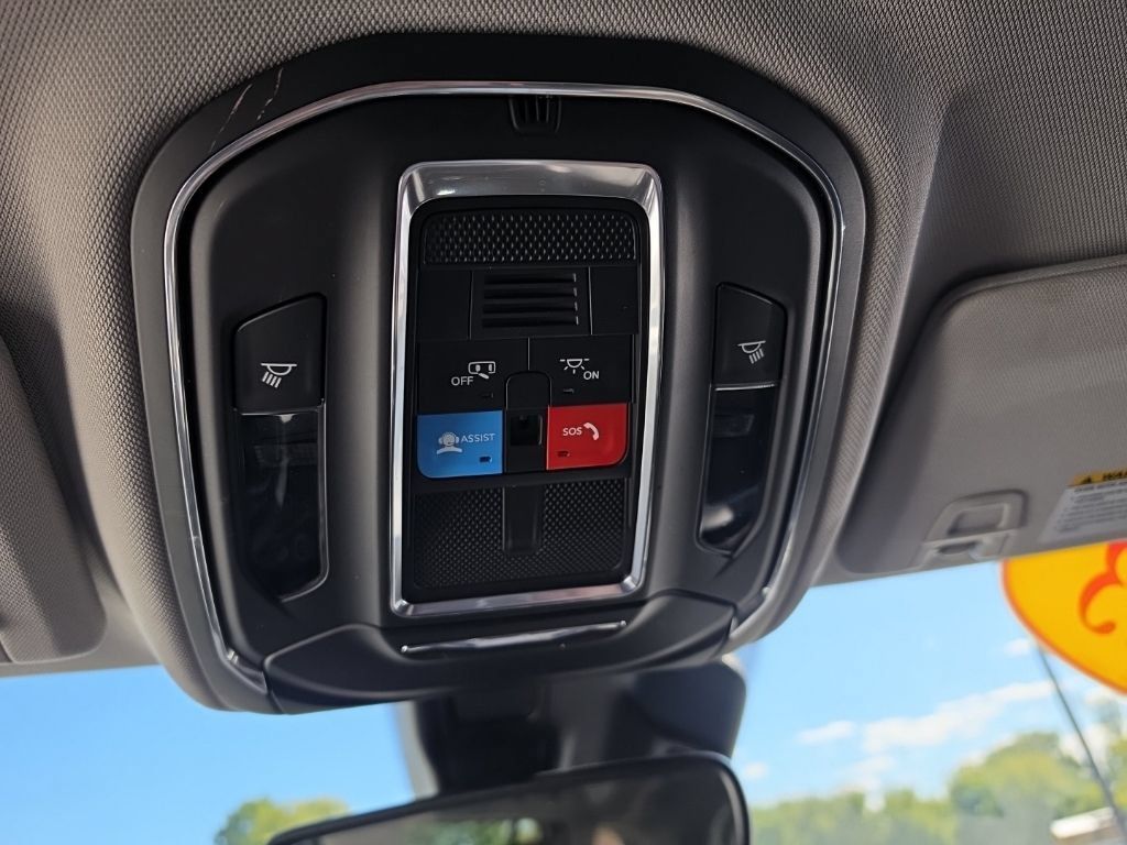 Used 2023 Jeep Grand Cherokee Laredo AWD/4WD image 21