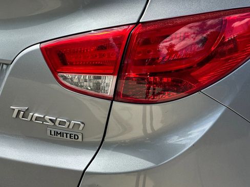 Used 2012 Hyundai Tucson Limited FWD image 12