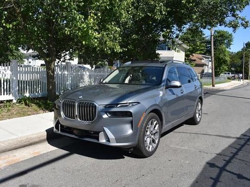 Used 2025 BMW X7 xDrive40i AWD/4WD image 2