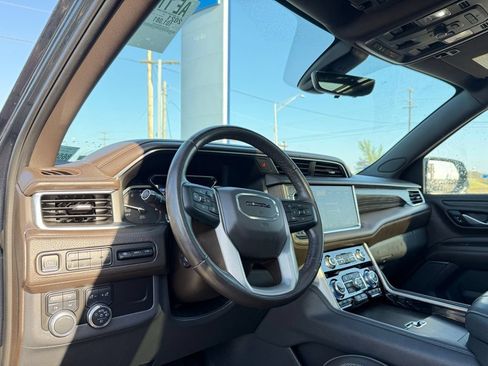 Used 2021 GMC Yukon XL Denali w/ Denali Premium Package AWD/4WD image 11