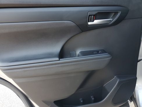 Certified 2023 Toyota Highlander XLE image 17