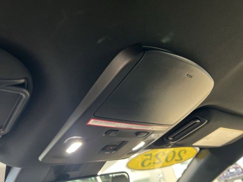 Used 2025 Toyota Camry SE image 31