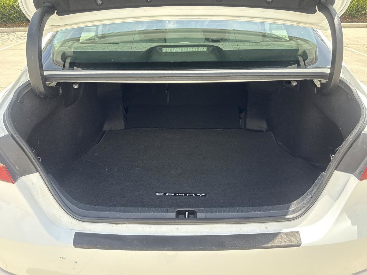 Used 2020 Toyota Camry SE w/ Carpet Mat Package FWD image 11