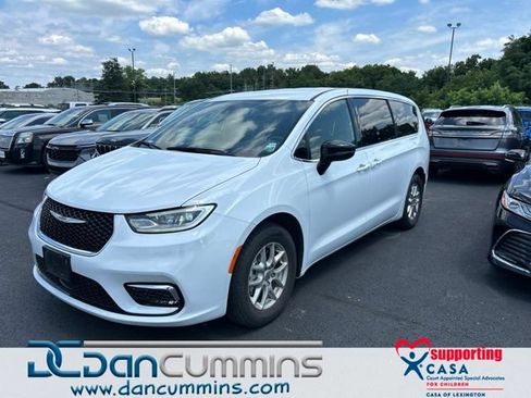 Used 2025 Chrysler Pacifica Select FWD image 1
