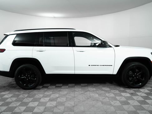 Used 2024 Jeep Grand Cherokee L Altitude image 8