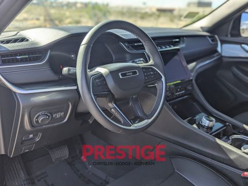 Used 2023 Jeep Grand Cherokee Altitude AWD/4WD image 14