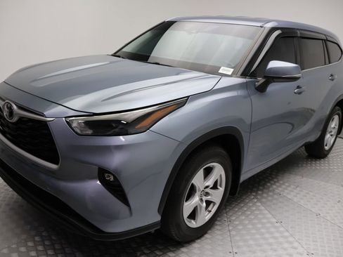 Used 2023 Toyota Highlander LE FWD image 2