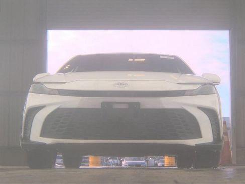 Used 2025 Toyota Camry SE image 3