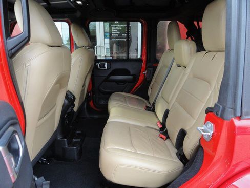 Used 2018 Jeep Wrangler Unlimited Sahara image 12