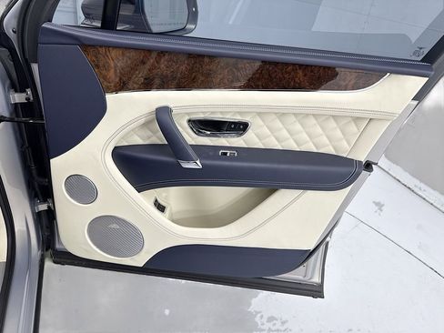 Used 2018 Bentley Bentayga image 24