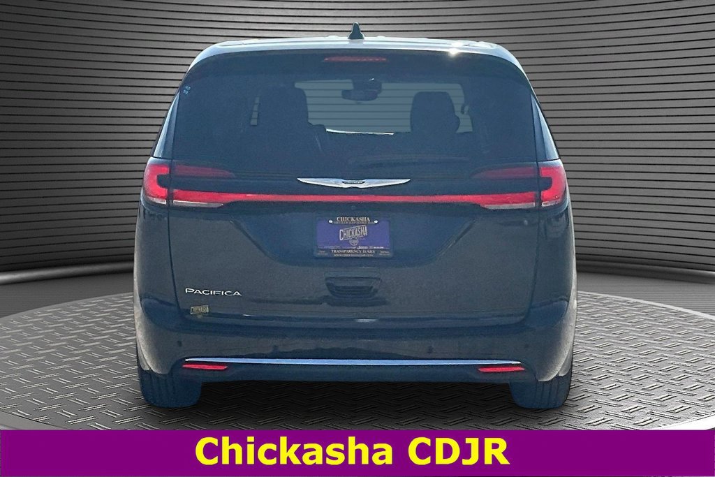Used 2023 Chrysler Pacifica Touring-L FWD image 5