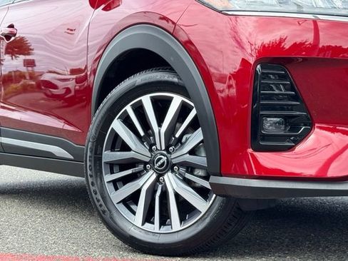 Used 2023 Nissan Kicks SR w/ SR Premium Package FWD image 2