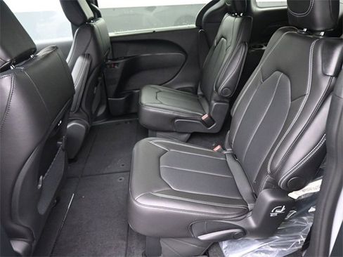 New 2026 Chrysler Pacifica Select image 37