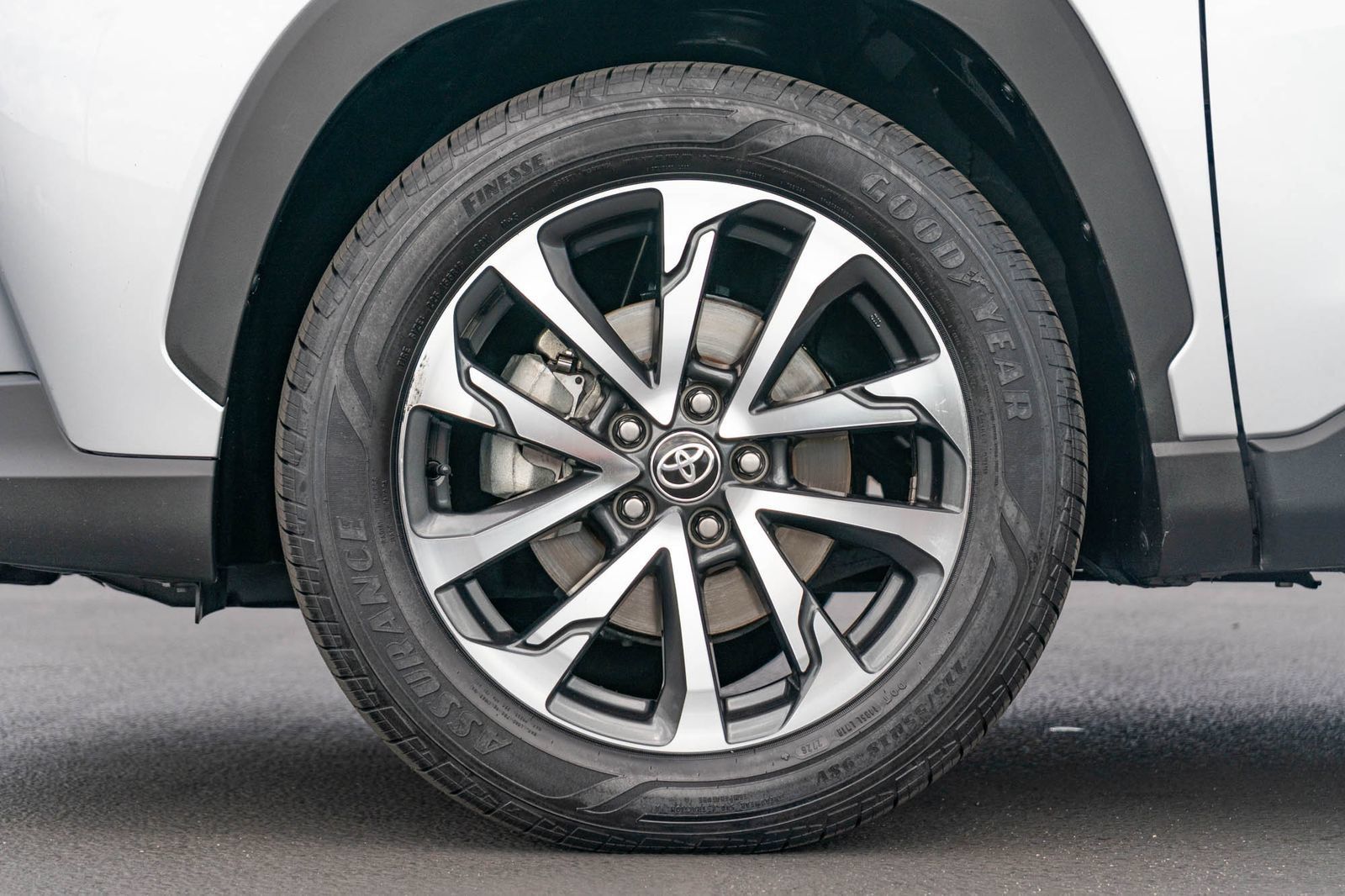 Certified 2025 Toyota Corolla Cross XLE FWD image 5