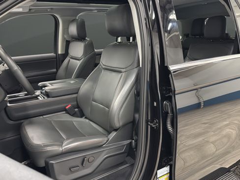 Used 2025 Ford Expedition Active AWD/4WD image 9