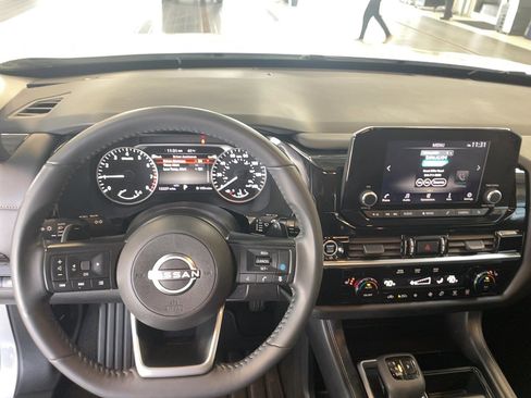 Used 2024 Nissan Pathfinder SV image 13