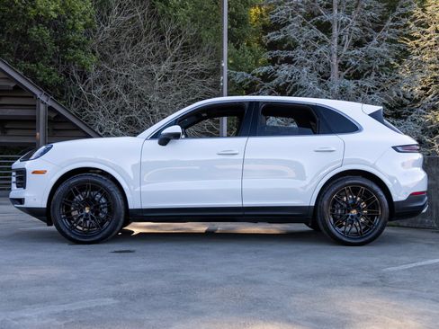 Certified 2025 Porsche Cayenne image 2