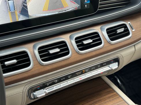 Used 2023 Mercedes-Benz GLS 580 4MATIC image 32