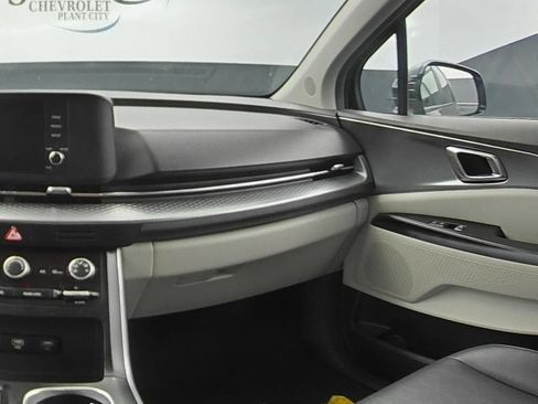 Used 2023 Kia Carnival LX FWD image 15