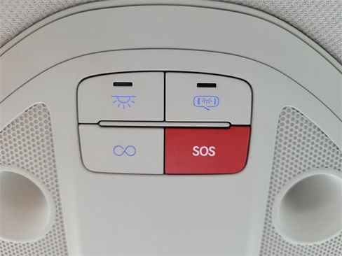 Used 2025 Genesis G70 2.5T image 16