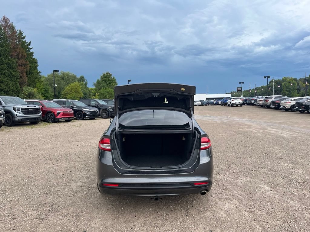 Used 2018 Ford Fusion SE w/ Fusion SE Technology Package FWD image 8