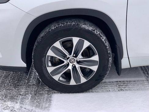 Used 2023 Toyota Highlander XLE image 9