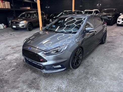 Used 2017 Ford Focus ST FWD image 3