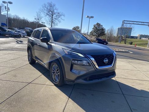 Used 2023 Nissan Rogue S image 2