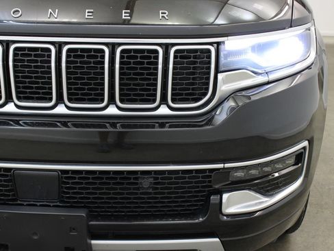 Used 2024 Jeep Wagoneer L Series II w/ Flexible Seating Group AWD/4WD image 8