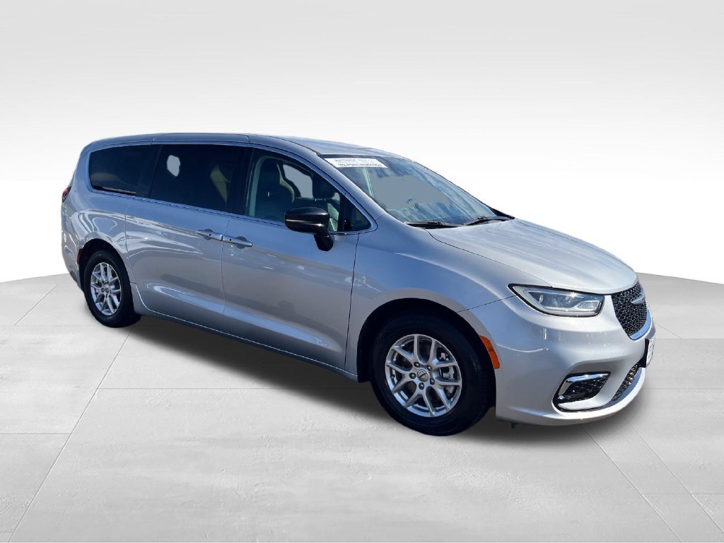Used 2024 Chrysler Pacifica Touring-L FWD image 7