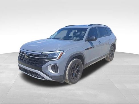 Used 2024 Volkswagen Atlas Peak Edition SE AWD/4WD image 4