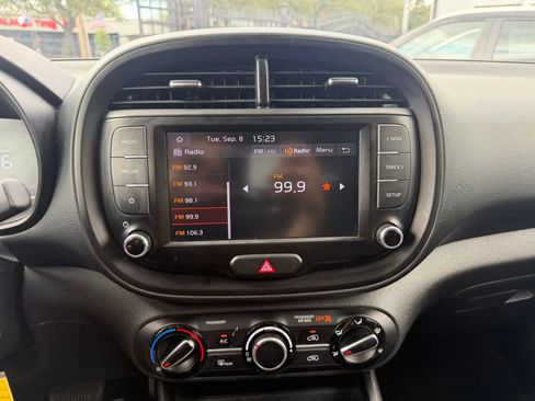 Used 2023 Kia Soul LX w/ LX Technology Package FWD image 22