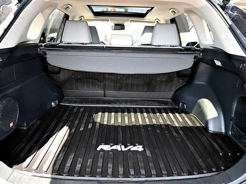 Used 2019 Toyota RAV4 Limited w/ Advanced Technology Package FWD image 9