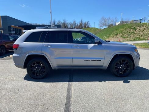 Used 2020 Jeep Grand Cherokee Altitude image 2