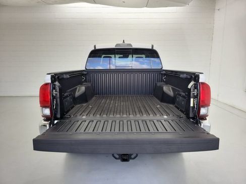 Used 2018 Toyota Tacoma SR5 RWD image 10