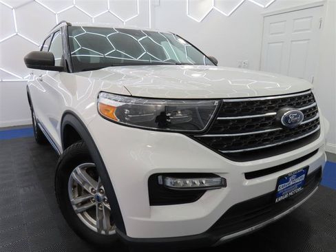 Used 2022 Ford Explorer XLT w/ Equipment Group 202A AWD/4WD image 3