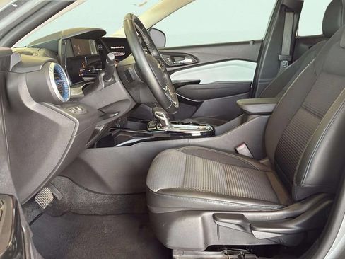 Used 2025 Chevrolet Trax LT w/ LT Convenience Package FWD image 35