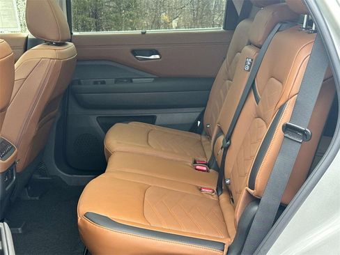 New 2025 Nissan Pathfinder Platinum image 13