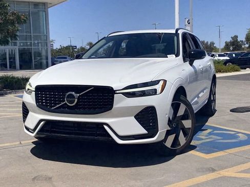 Certified 2025 Volvo XC60 T8 Plus AWD/4WD image 3