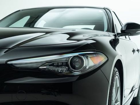Used 2018 Alfa Romeo Giulia AWD image 11