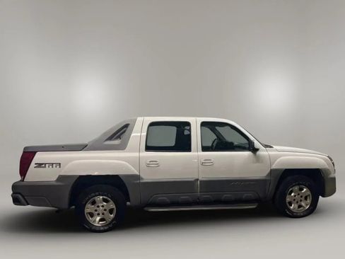 Used 2002 Chevrolet Avalanche Sport Utility Pickup 4D image 2