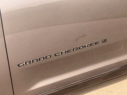 Used 2023 Jeep Grand Cherokee L Limited w/ Luxury Tech Group II image 8