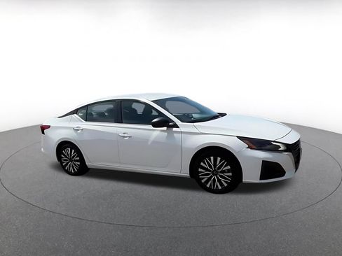 Used 2025 Nissan Altima 2.5 SV FWD image 2