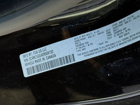 Used 2025 Chrysler Pacifica Limited image 35