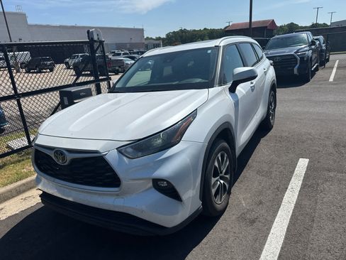 Used 2025 Toyota Highlander XLE AWD/4WD image 5